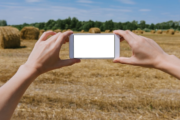 Sluit omhoog op lege in hand gehouden mobiele telefoon