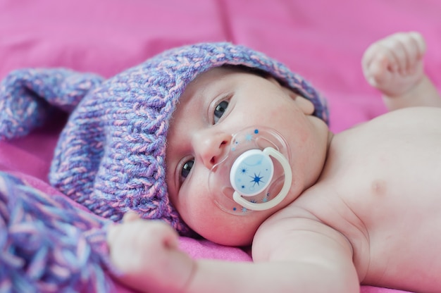 Foto sluit omhoog op leuke kleine babyzuigeling