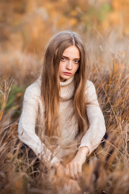 Sluit omhoog op mooi meisje met lang haar