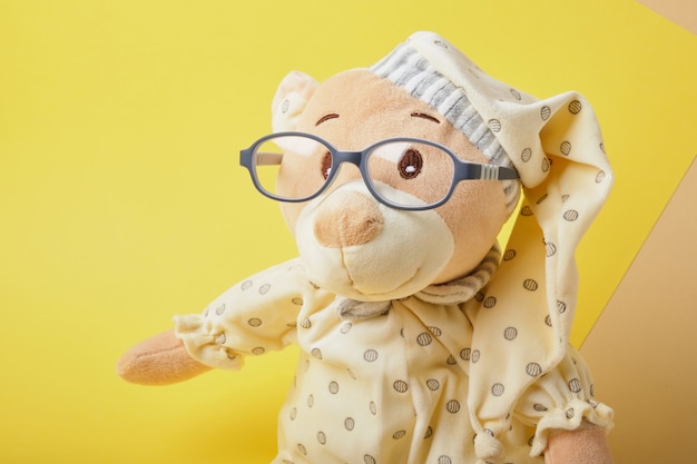 Sluit omhoog op mooi teddybeerstuk speelgoed in pijamas