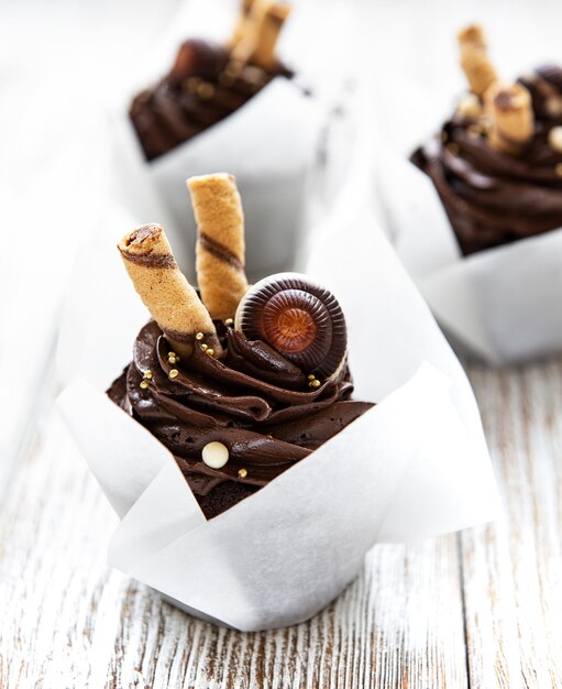 Sluit omhoog op mooie chocoladecupcakes