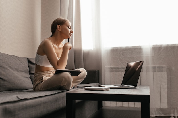 Sluit omhoog op mooie vrouw die met laptop werkt