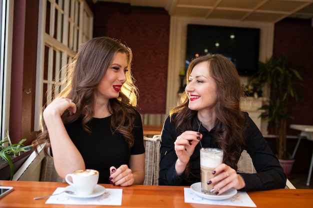 Sluit omhoog op mooie vrouwen die koffie drinken