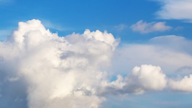 Sluit omhoog op mooie witte wolken op een blauwe hemel