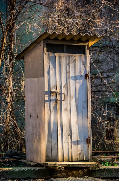 Sluit omhoog op oud houten openluchttoilet