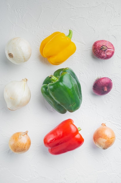 Sluit omhoog op rijpe kleurrijke paprika's