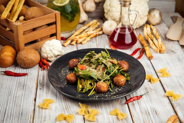 Sluit omhoog op salade met greens en falafel