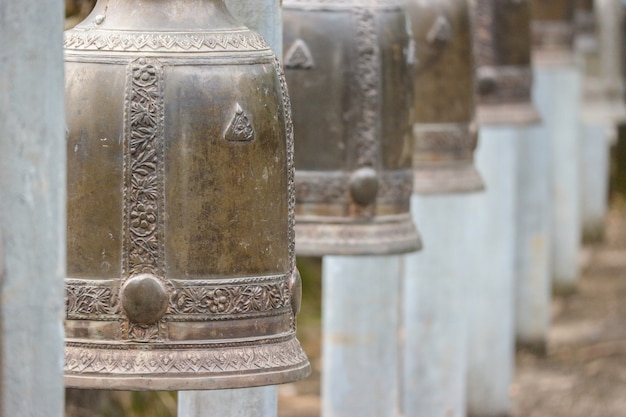 Sluit omhoog op Thaise traditionele metaalklok bij tempel.