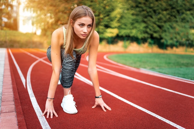 Sluit omhoog op vrouw die zich klaar maakt om te rennen