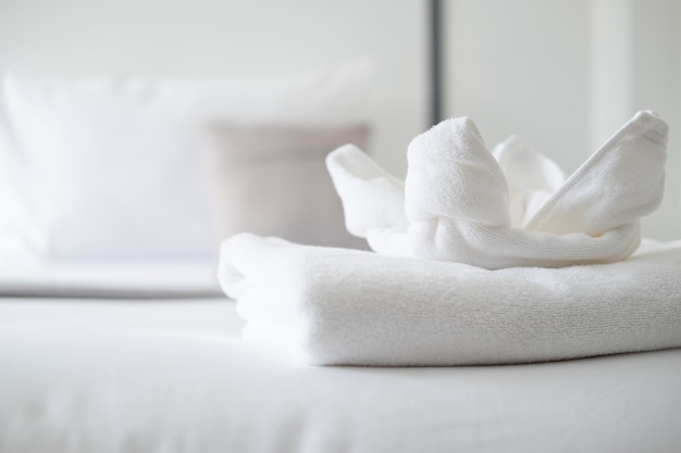 Sluit omhoog op witte handdoek op bed
