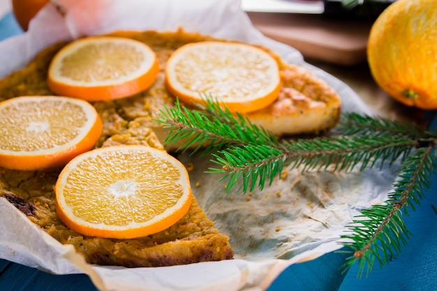 Sluit omhoog oranje cake in bakpapier