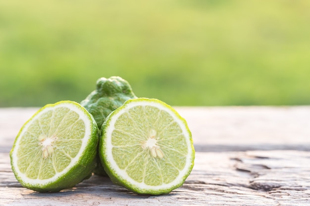 Sluit omhoog plak groen vers Bergamot-fruit op houten lijstachtergrond