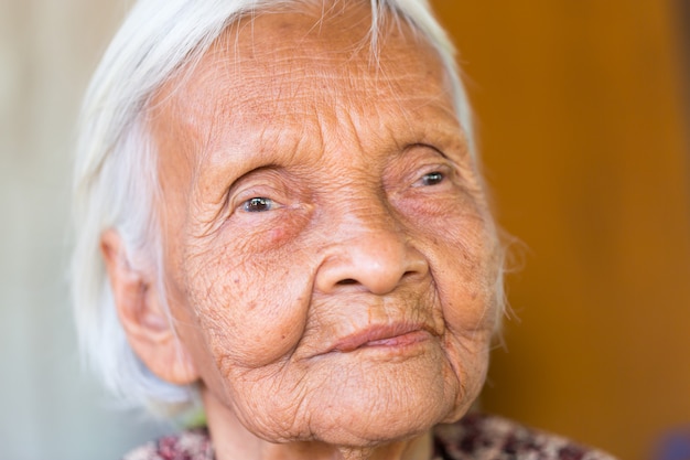 Sluit omhoog portret van 90 jaar oude Aziatische vrouw