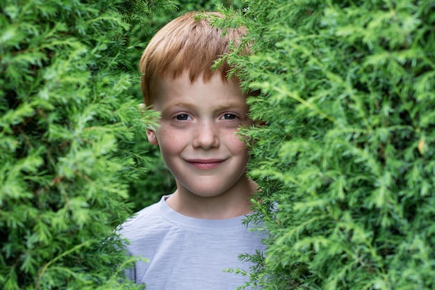 Sluit omhoog portret van een gember glimlachende jongen