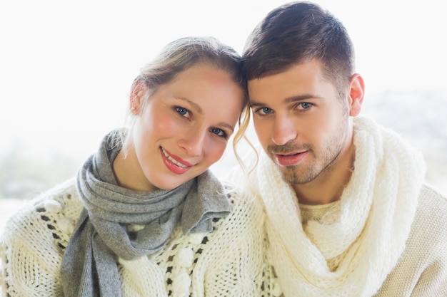 Sluit omhoog portret van een houdend van paar in de winterkleding