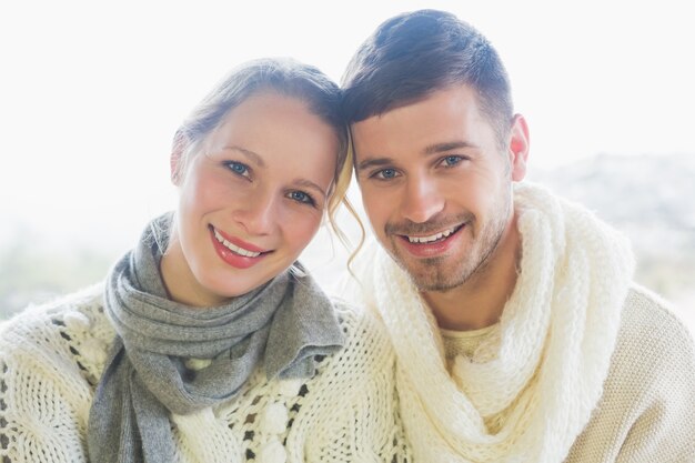 Sluit omhoog portret van een houdend van paar in de winterkleding