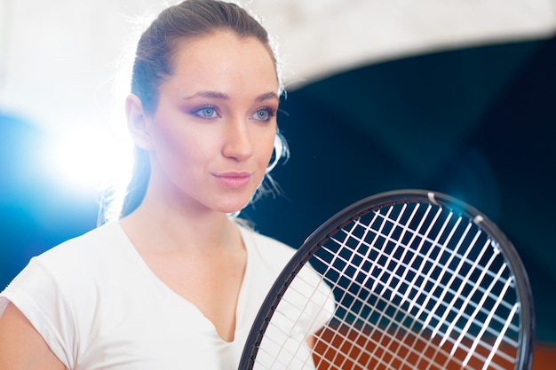 Sluit omhoog portret van een jong aantrekkelijk racket van de de spelerholding van het vrouwentennis