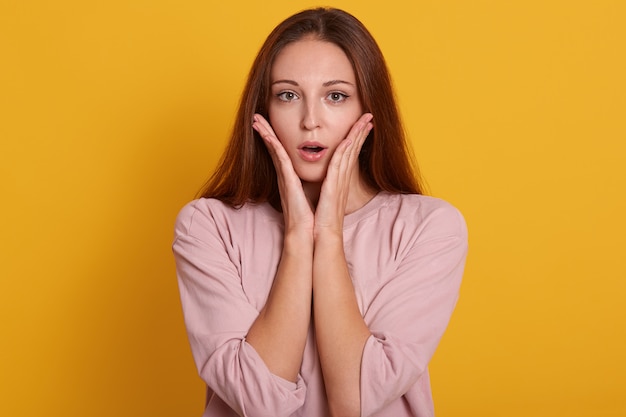 Sluit omhoog portret van emotioneel wijfje dat wordt geschokt om iets te zien