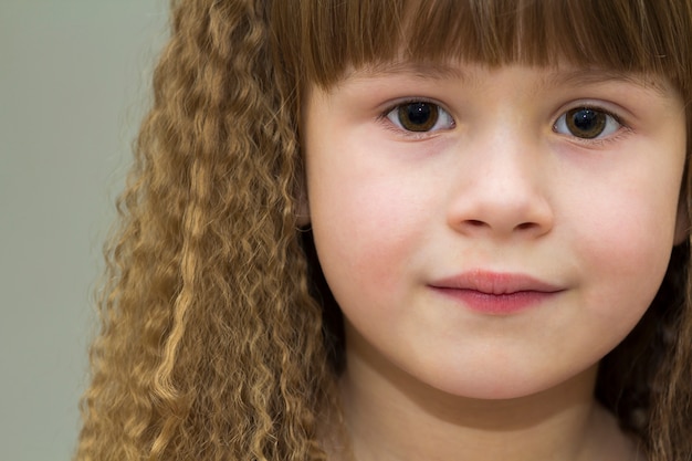 Sluit omhoog portret van gelukkig glimlachend meisje met mooi dik haar