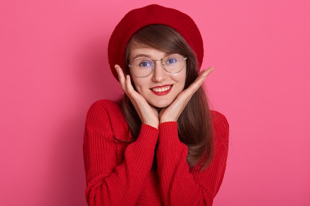 Sluit omhoog portret van glimlachende mooie vrouw