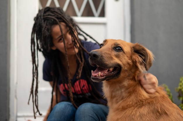 Sluit omhoog portret van hond en zijn eigenaar