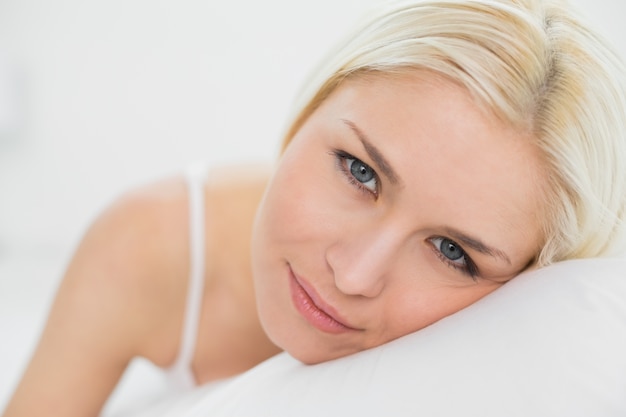 Sluit omhoog portret van mooie blond in bed