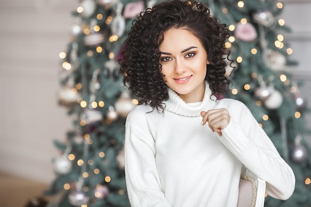 Sluit omhoog portret van mooie vrouw op Kerstmis