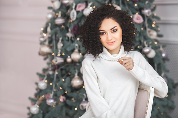 Sluit omhoog portret van mooie vrouw op kerstmis