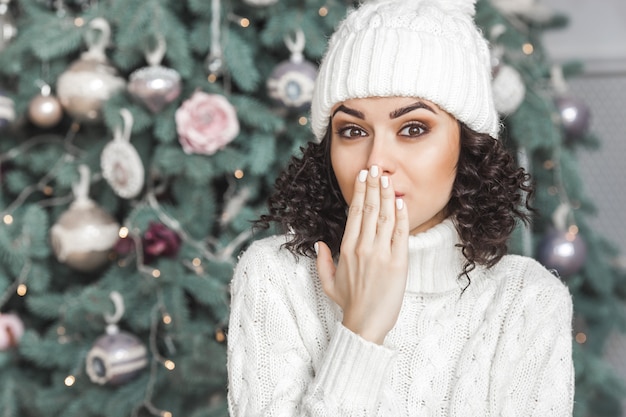 Sluit omhoog portret van mooie vrouw op Kerstmis