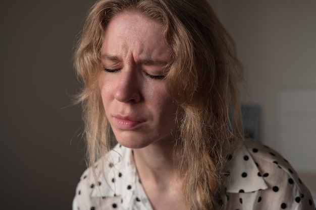 Sluit omhoog portret van schreeuwende jonge vrouw