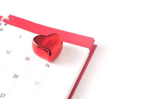 Sluit omhoog rood hart op kalender op witte achtergrond, Valentine-concept