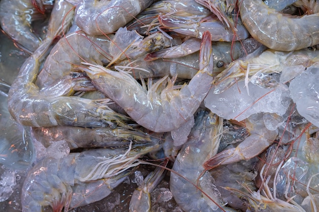 Foto sluit omhoog ruwe verse garnalen voor verkoop bij de markt