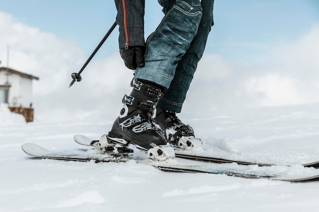 Foto sluit omhoog skiër die sport doet