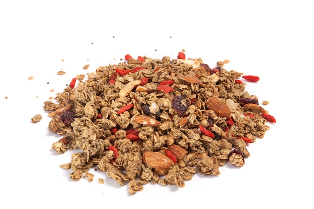 Sluit omhoog stapel Granola op witte achtergrond wordt geïsoleerd die.