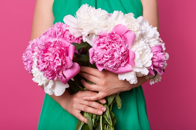 Sluit omhoog studio die van reusachtig boeket van bloemen is ontsproten