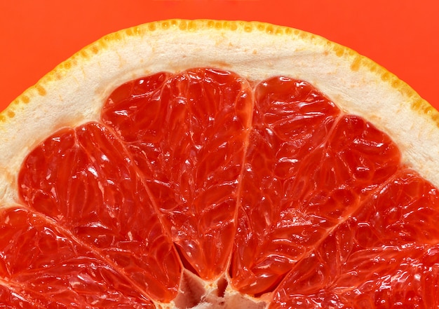 Sluit omhoog textuurachtergrond van de oranjerode plak van de grapefruitpulp, zoet sappig gezond voedsel.