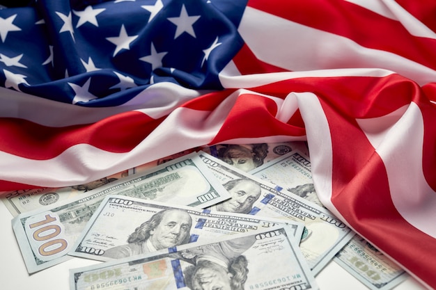 Sluit omhoog van amerikaanse vlag en dollar contant geld