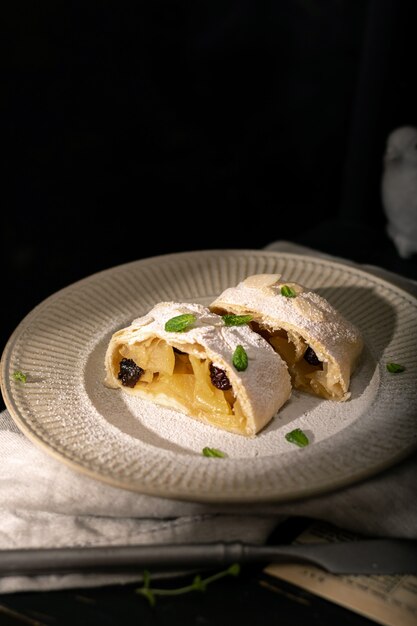 Sluit omhoog van appel Oostenrijkse strudel met kaneel en munt op een plaat