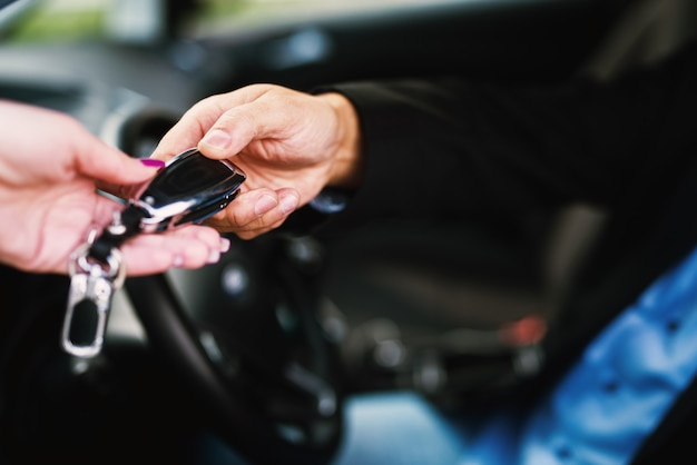 Sluit omhoog van autosleutels in handen.