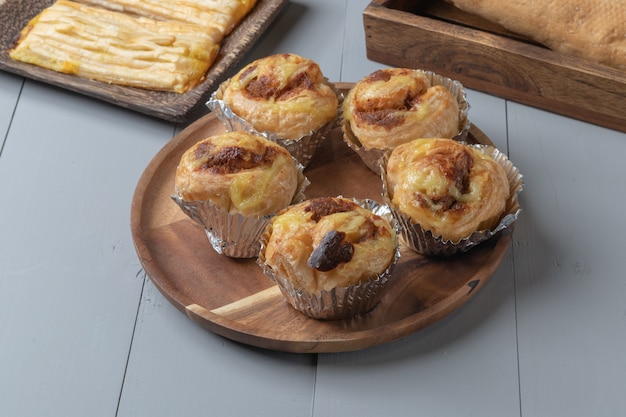 Sluit omhoog van bakkerij en Deens verscheurd varkensvlees op houten raad