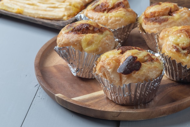 Sluit omhoog van bakkerij en Deens verscheurd varkensvlees op houten raad