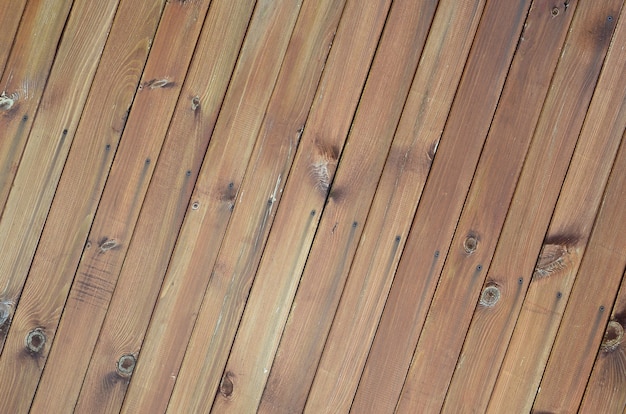 Sluit omhoog van bruine houten omheiningspanelen. Vele verticale houten planken