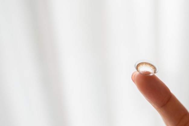 Sluit omhoog van contactlens op vinger