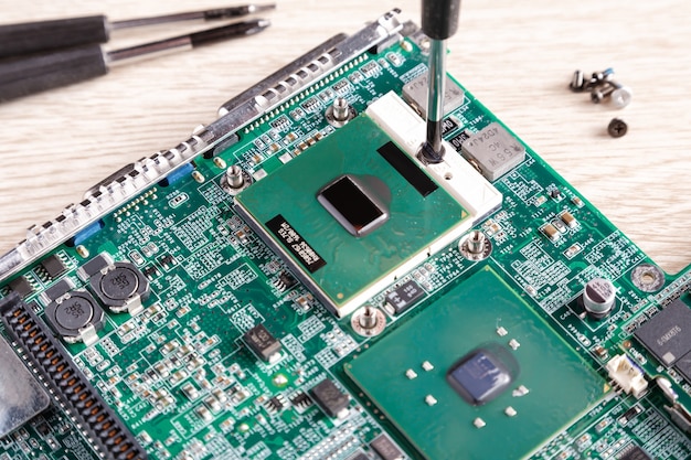 Sluit omhoog van de centrale verwerkingseenheid van cpu en chipset op laptop moederbord