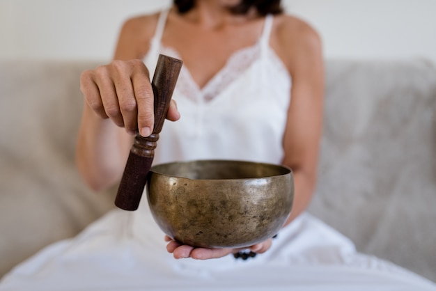 Sluit omhoog van de hand van een Vrouw terwijl thuis het uitoefenen van yoga