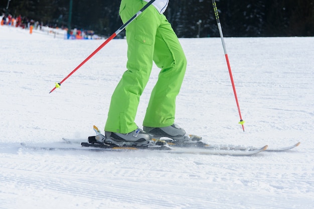 Sluit omhoog van de mening van de ski lage hoek