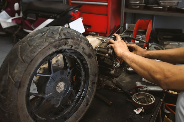 Sluit omhoog van de reparatie van het motorfietswiel