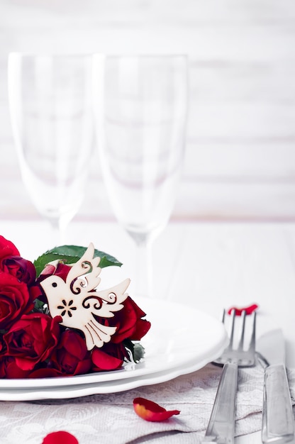 Sluit omhoog van detail bij de eettafel die van het huwelijksontbijt met duif plaatsen