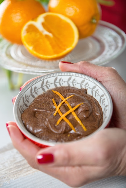 Sluit omhoog van donkere chocolademousse met sinaasappel