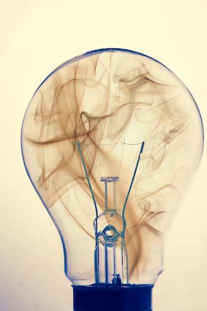 Foto sluit omhoog van duidelijke gloeilamp met binnen rook